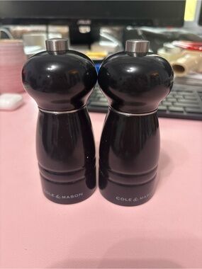 Cole & Mason Glossy Black Salt and Pepper Mill Set